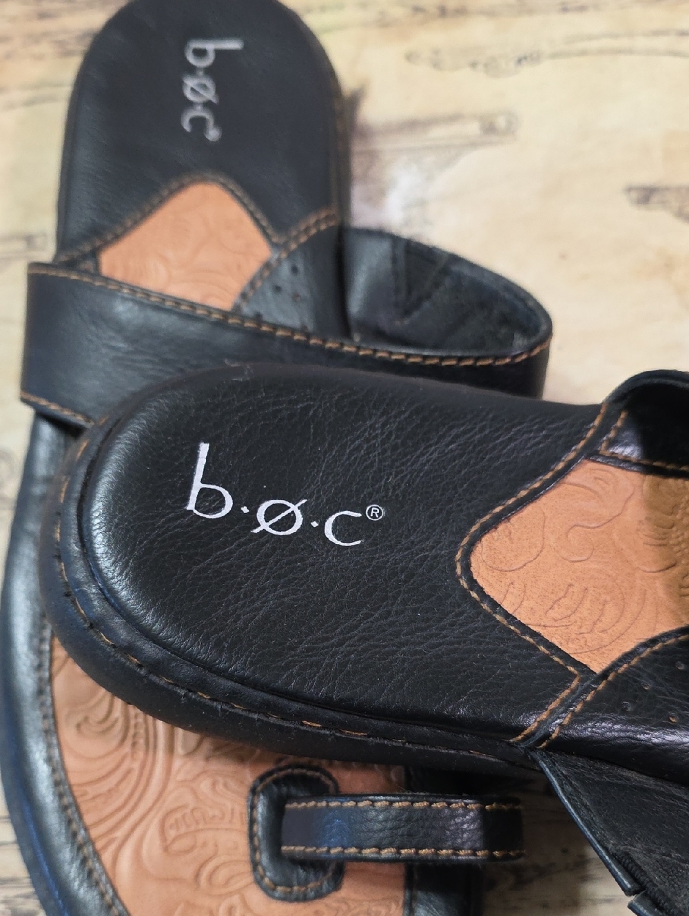 Born b.o.c. Black Leather Slide Sandals with Tan Embossed Footbed 9 - Picture 2 of 4